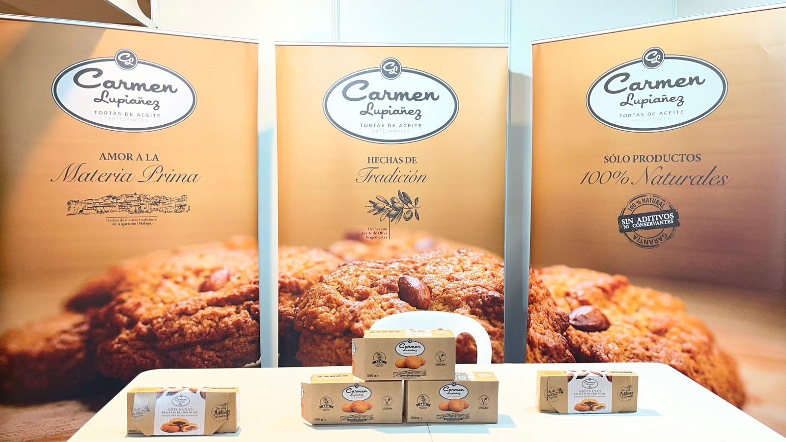 Stand de Tortas Carmen Lupiáñez con productos en la Media Maratón de Málaga 2026