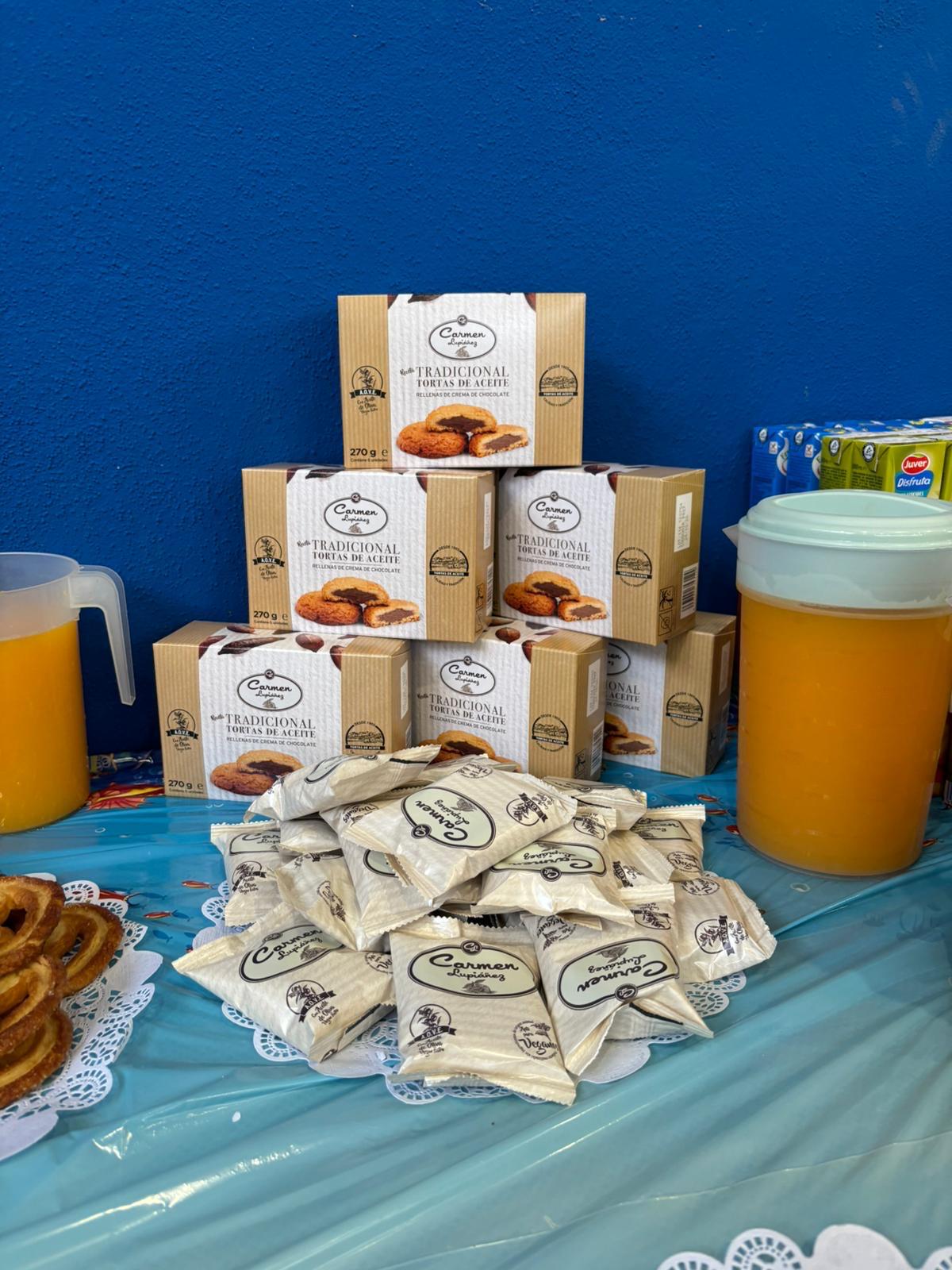 Mesa con productos Carmen Lupiáñez en el evento Benamargosa Acoge